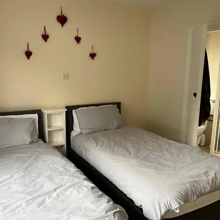 6 Ensuite Bedrooms-sleeps 12-garden-sea & Mtn View Feriehus *