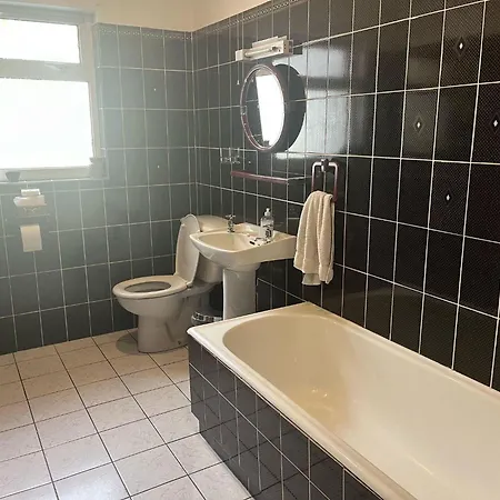 6 Ensuite Bedrooms-sleeps 12-garden-sea & Mtn View Feriehus *